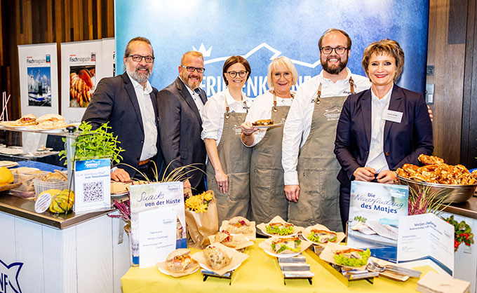 Auf dem Fischwirtschafts-Gipfel im November wurde der neue Seidenmatjes von Friesenkrone in der Kategorie Matjes und Marinaden mit dem Seafood Star für das beste Fischprodukt 2023 ausgezeichnet. Über die Auszeichnung freute sich das Friesenkrone-Team (v.l.): Marco Quade, National Keyaccount-Manager GV, Markus Kraft, Senior National Keyaccount-Manager, und Sylvia Ludwig, Leiterin Vertrieb GV.