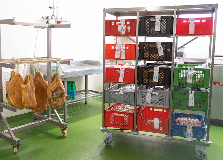 In einer gemeinsamen Projektarbeit entwickelten Hupfer und der Landwirtschaftsbetrieb Hof Keil ein neuartiges fahrbares Regal, um die Mitarbeiter körperlich und zeitlich zu entlasten. Foto: Hupfer