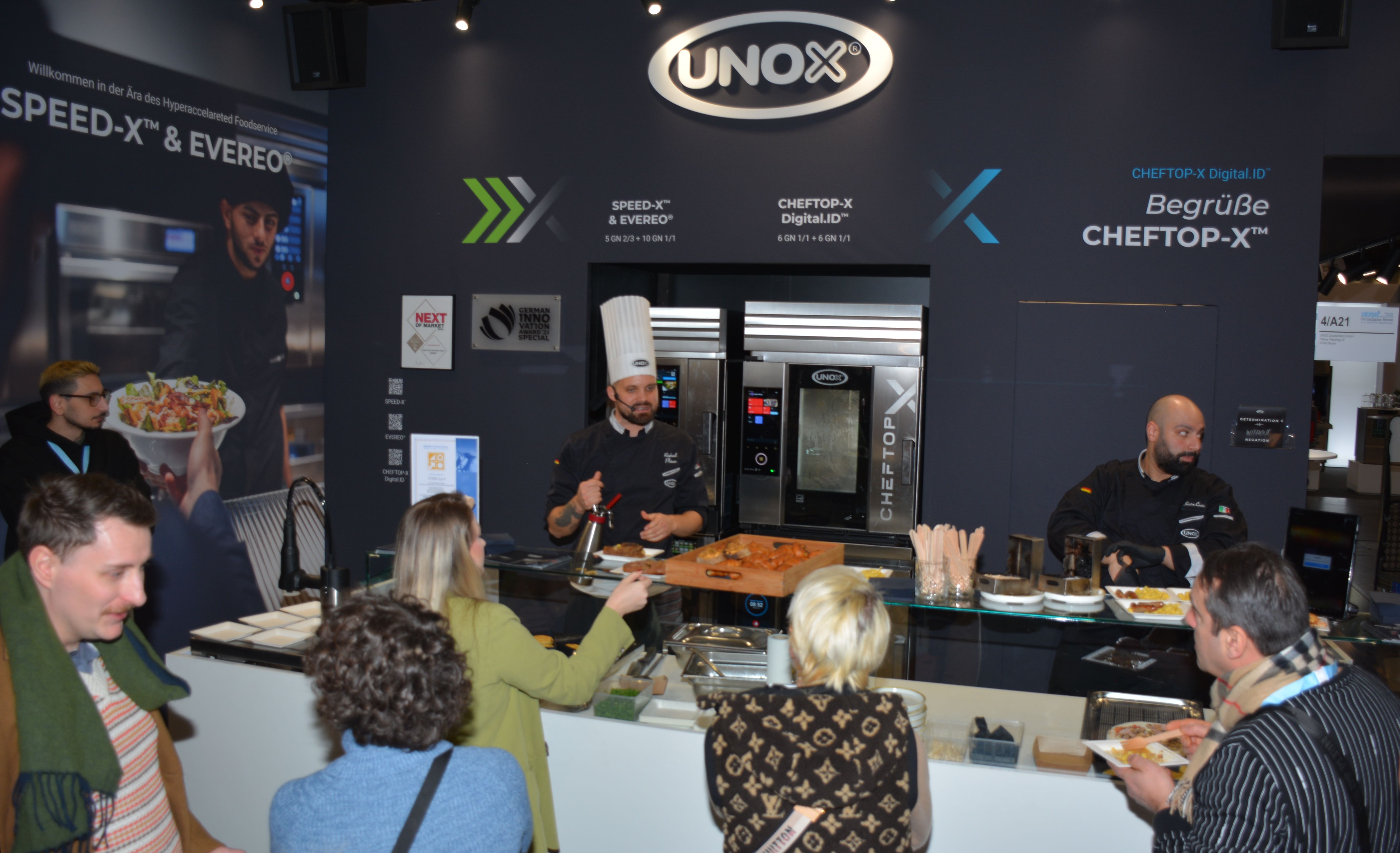 An einigen Ständen während der Hoga 2025 in Nürnberg herrschte – wie hier bei Unox – vor allem durch die Kochshows reger Betrieb. Foto: Lang