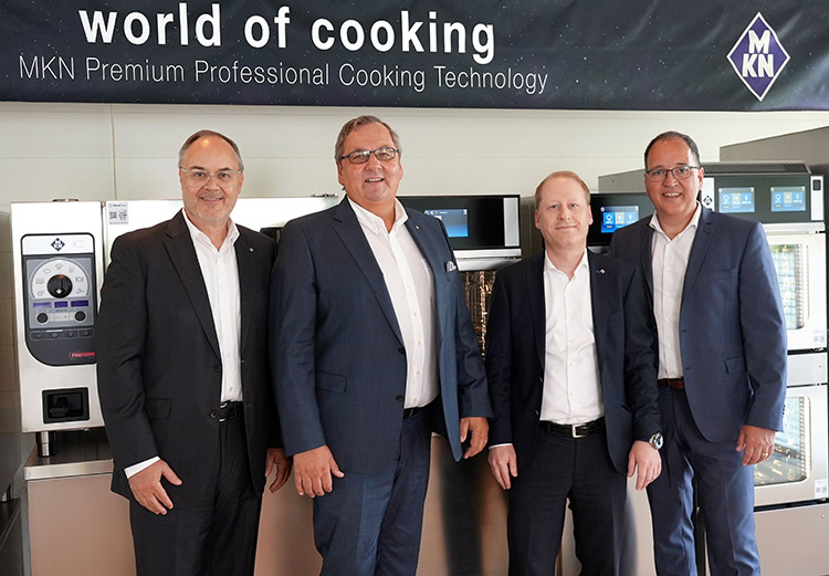 Die MKN-Geschäftsleitung rund um CEO Georg Weber (2.v.l.) freut sich über den Rekordumsatz: Martin Ubl (l.) Christian König (2.v.r.) und Peter Helm (r.). Foto: MKN