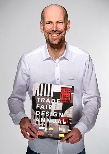 Ausgezeichnet: Markus Brieskorn, Head of Live and Digital Communications, freut sich über die Aufnahme des B-Pro-Messestands auf der Host Milano 2021 im Brand Experience & Trade Fair Design Annual 2022/23. Foto: Lukas Palik Fotografie, Düsseldorf