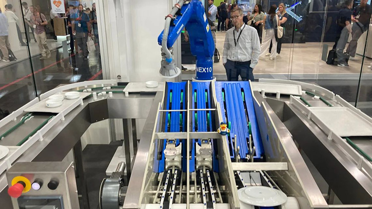 Während der Fachmesse Automatica in München zeigten die Partner Meiko und Yaskawa am Beispiel einer Spülküche, wie Roboter in Alltagssituationen, die zuvor nicht automatisierbar waren, Hand-Augen-Koordination ermöglichen. Foto: Meiko