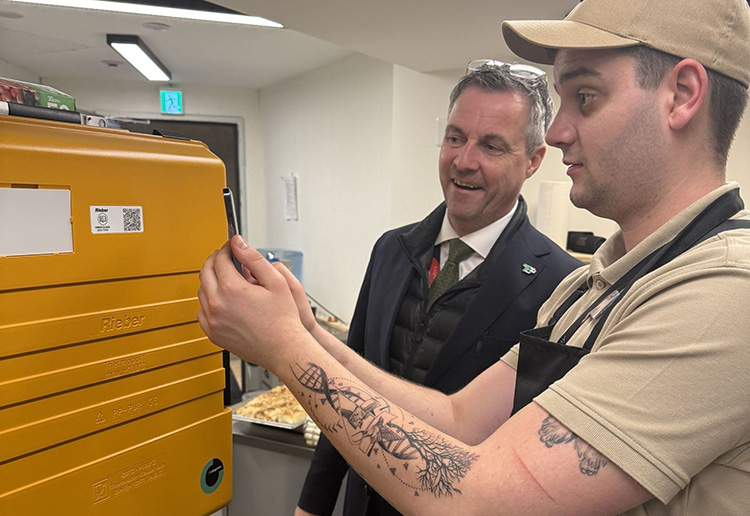 Thomas Gottschlich, Geschäftsführer von 78 Degrees (l.), und ein Mitarbeiter beim QR-Code-Scan am Speisetransportsystem Thermoport von Rieber. Mit dem komplett digitalen Check-System werden HACCP-relevante Abläufe in Echtzeit dokumentiert und archiviert. Foto: 78 Degrees