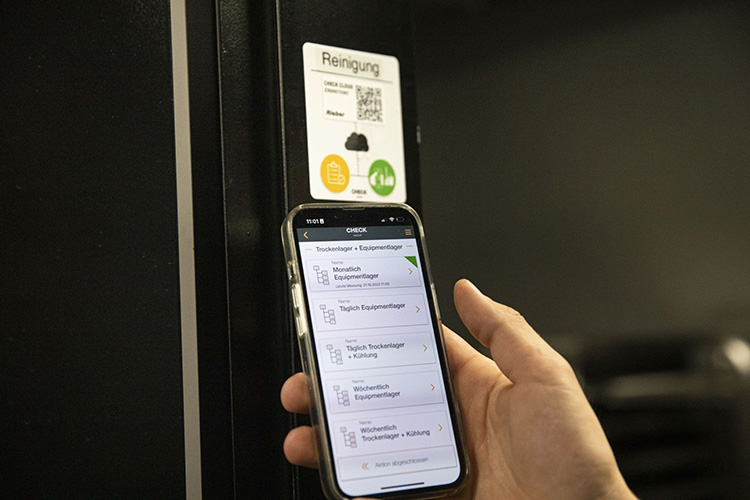 Reinigungsprozesse werden direkt am jeweiligen Kontrollpunkt per Smartphone erfasst. Das Check-System dokumentiert diese Maßnahmen digital, papierlos und in Echtzeit – für eine transparente und gesetzeskonforme HACCP-Dokumentation. Foto: Rieber / Check Services