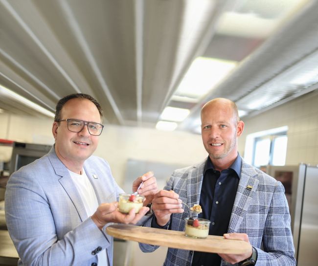 Jens (l.) und Peter Sander, geschäftsführende Gesellschafter der Sander Gruppe, freuen sich zum dritten Mal in Folge über die FAZ-Auszeichnung „Deutschlands begehrteste Catering und Lebensmittellieferung“. Foto: Sander Gruppe