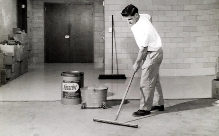 Anlässlich des 100. Jubiläums blickt Ecolab auf die Unternehmensgeschichte zurück. Ziel des Hygienespezialisten ist seit jeher, die Reinigungsbranche bei hygienisch einwandfreien Dienstleistungen zu unterstützen. Foto: Ecolab