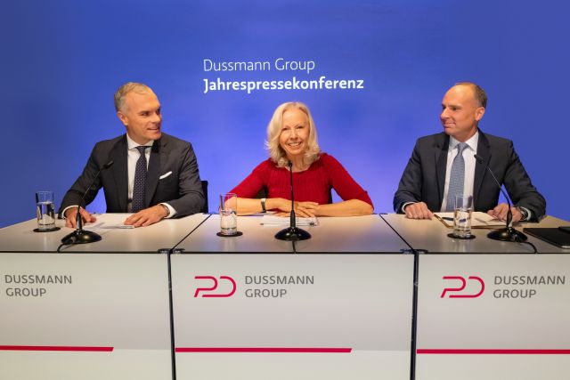 Stellten die Geschäftszahlen der Dussmann Group für das Jahr 2023 vor (v.l.): Konzernsprecher Markus Talanow, Stiftungsrats-Vorsitzende Catherine von Fürstenberg-Dussmann und Vorstandsvorsitzender Wolf-Dieter Adlhoch. Foto: Thomas Ecke